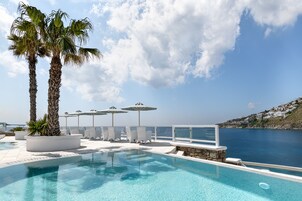 Myconian Grand Suite with Outdoor Sharing Pool, Sea View | Terraço/pátio