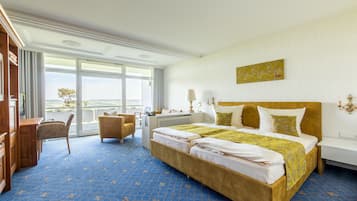 Double Room with Valley View | Minibar, in-room safe, desk, blackout drapes