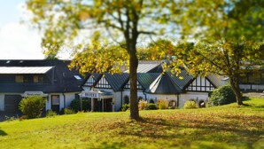 A traditional building with a sign indicating a restaurant and a hotel. - Hotel Reiterhof Bellevue Spa & Resort (Wirsberg)