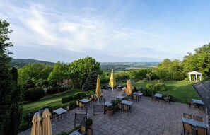 Tägliches Frühstücksbuffet (21 EUR pro Person)