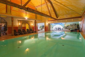 Piscina interna, funciona das 7h às 21h, espreguiçadeiras