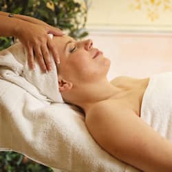 Tratamientos corporales, aromaterapia y masajes con piedras calientes