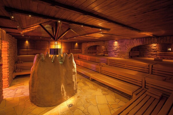Couples treatment room(s), sauna, hot tub, steam room