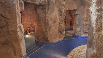 Couples treatment room(s), sauna, hot tub, steam room