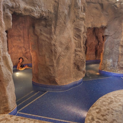 Couples treatment rooms, sauna, hot tub, steam room, hot springs