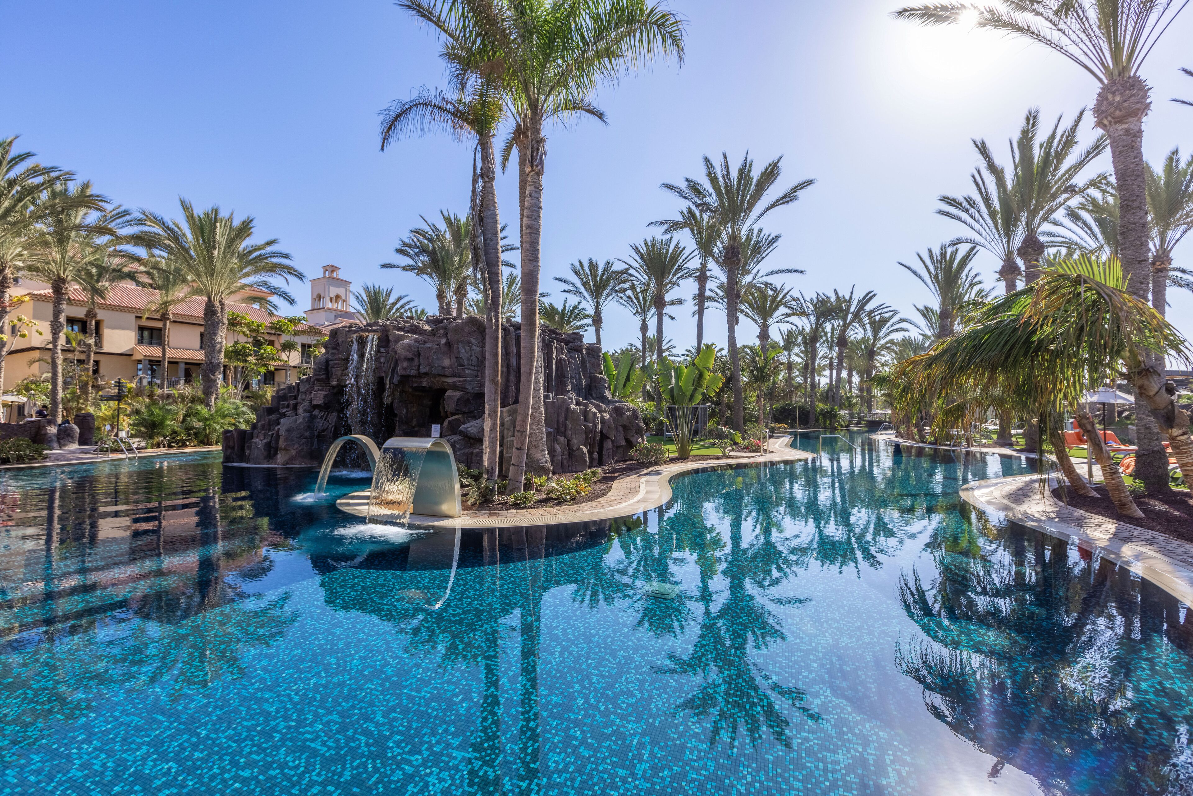 6 outdoor pools, pool umbrellas, pool loungers