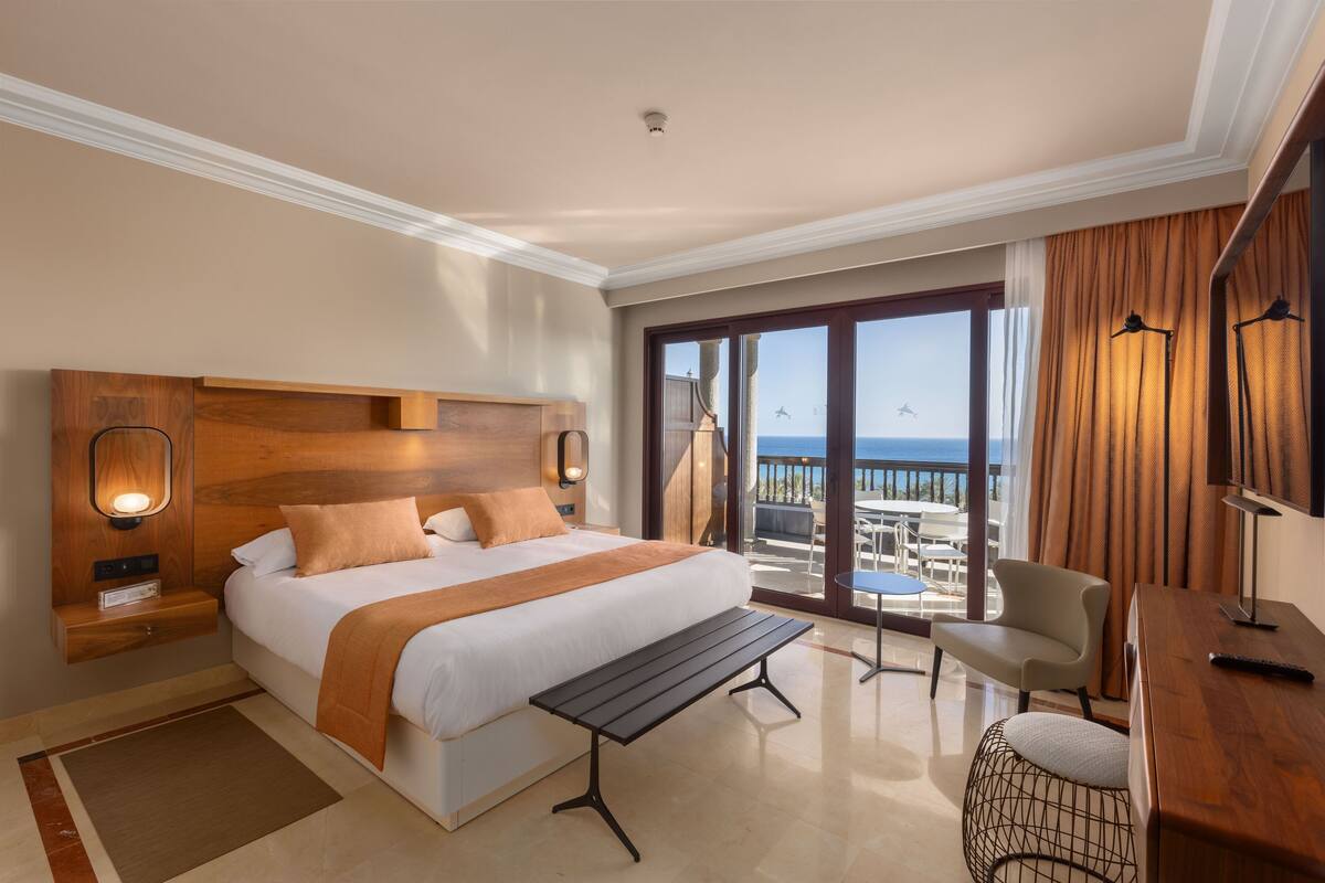 Suite, Terrace, Sea View (Master) | Peralatan tempat tidur premium, bar mini, peti besi dalam bilik, meja 