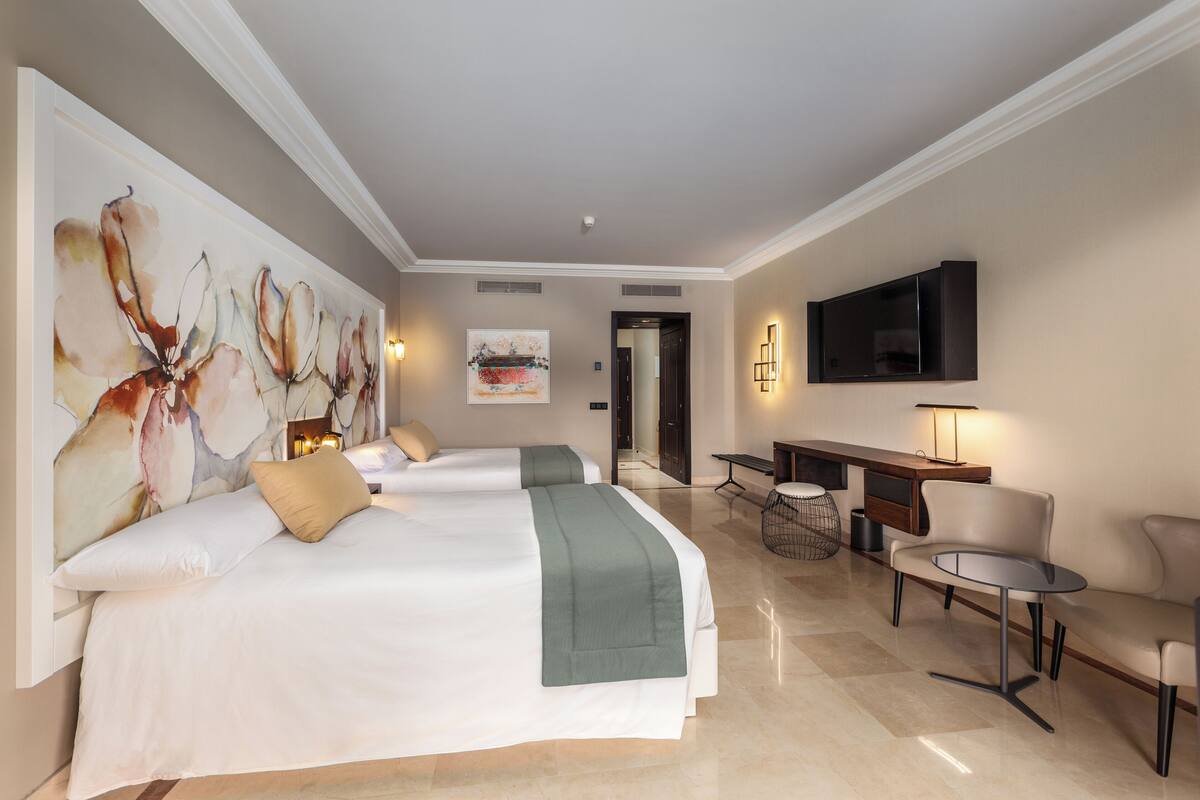 Peralatan tempat tidur premium, bar mini, peti besi dalam bilik, meja 