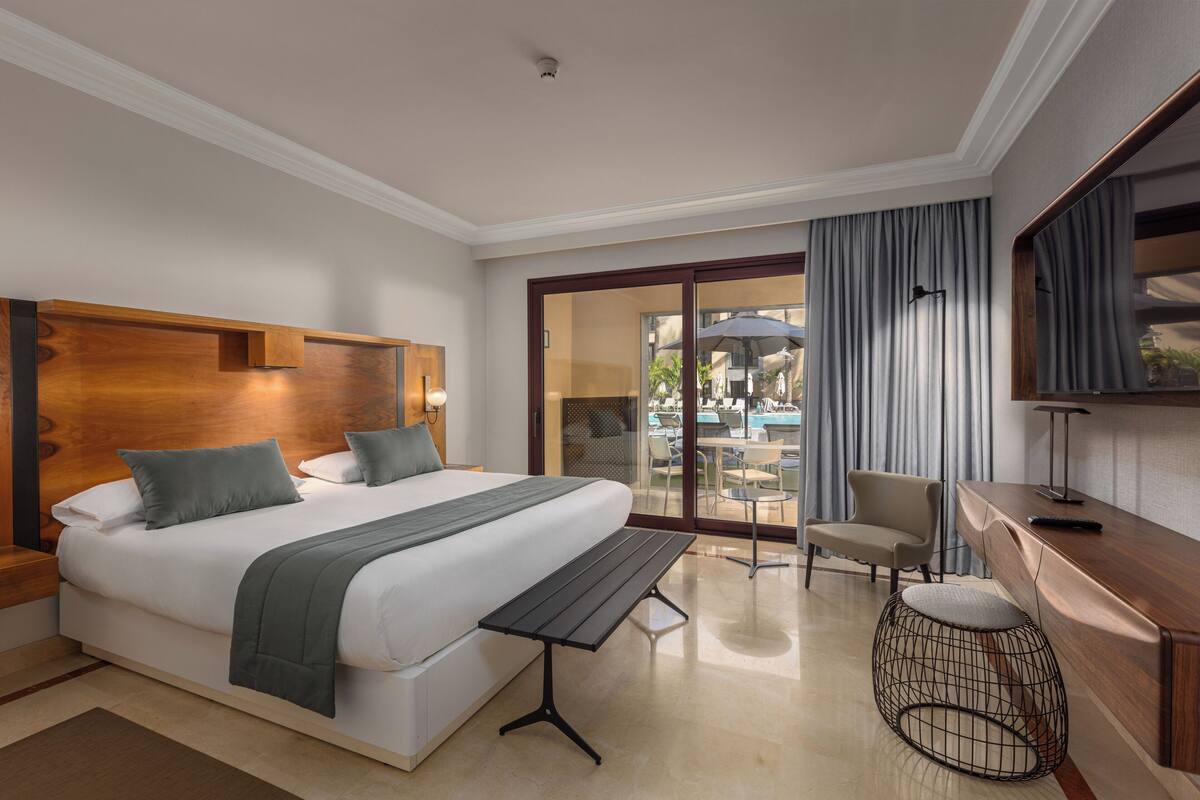 Peralatan tempat tidur premium, bar mini, peti besi dalam bilik, meja 