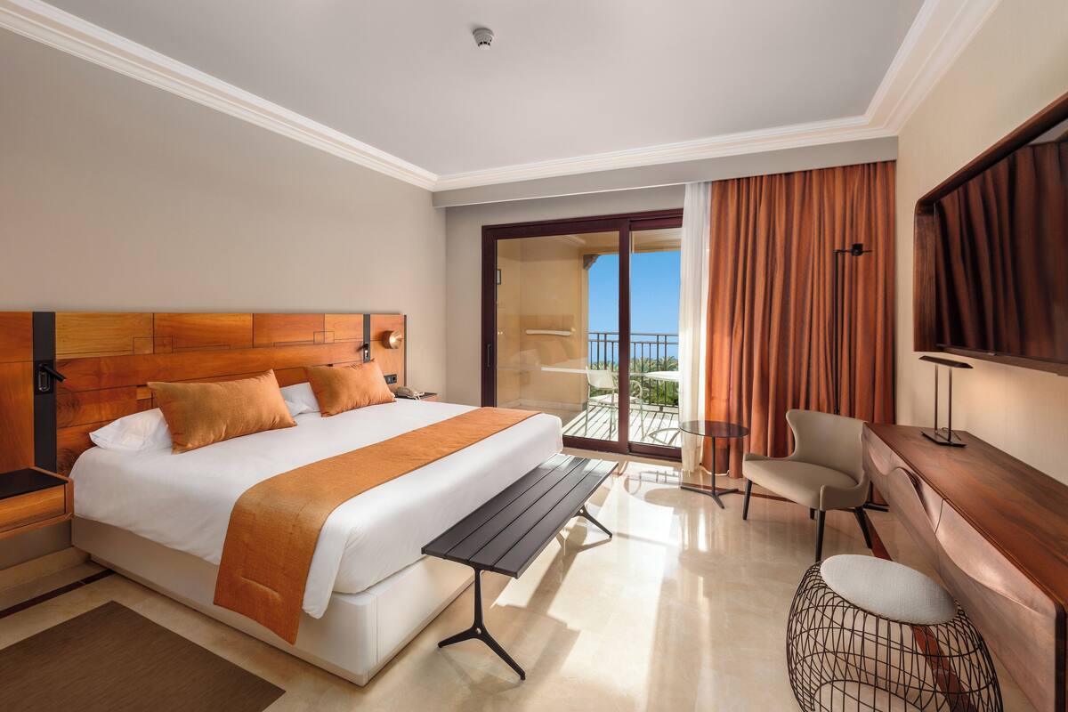 Peralatan tempat tidur premium, bar mini, peti besi dalam bilik, meja 