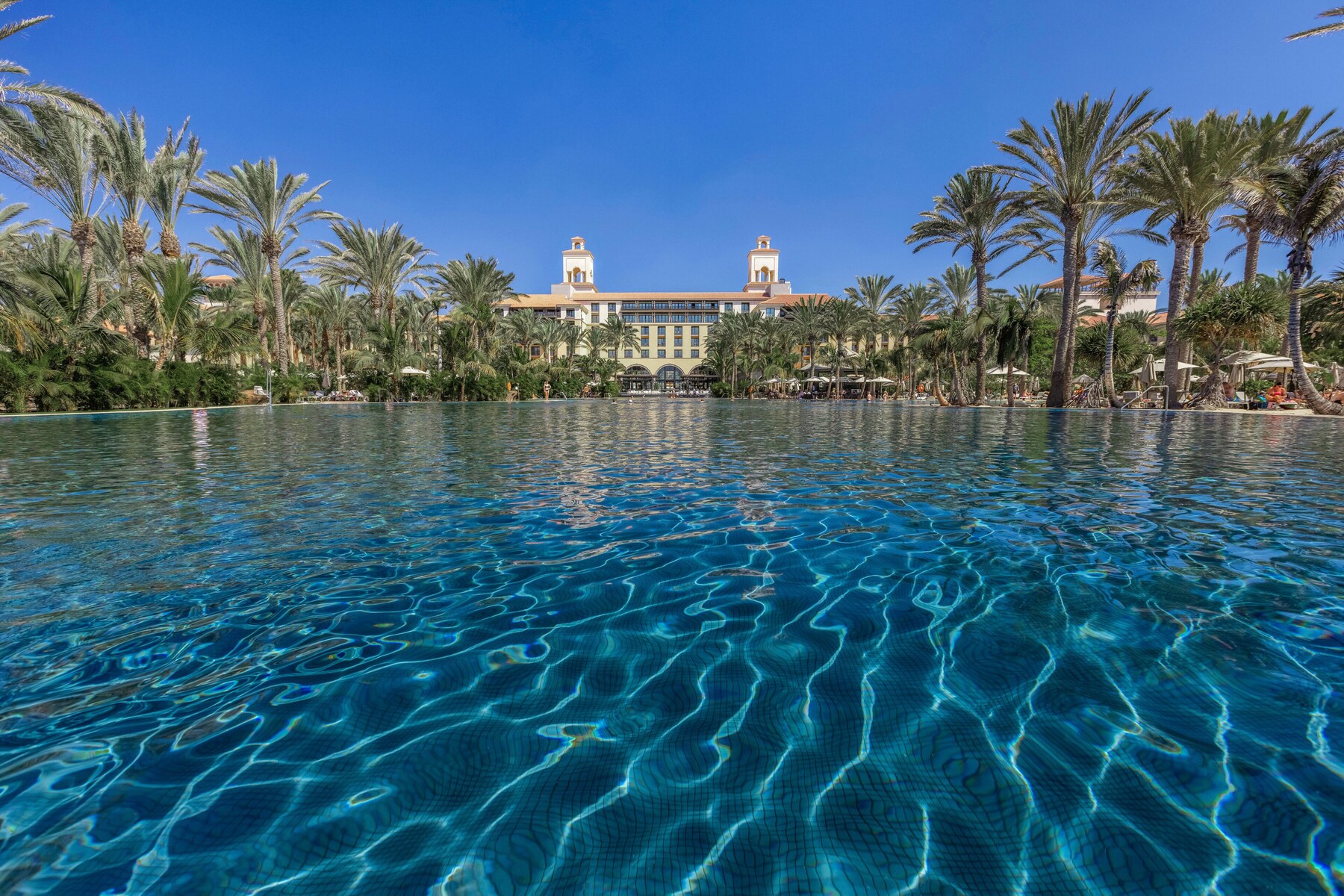 6 outdoor pools, pool umbrellas, pool loungers