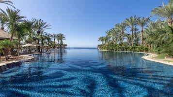 6 piscine all'aperto, ombrelloni da piscina, lettini