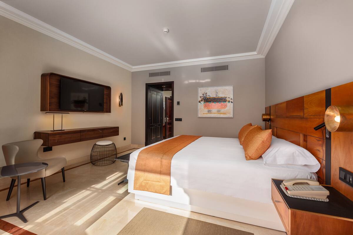 Peralatan tempat tidur premium, bar mini, peti besi dalam bilik, meja 