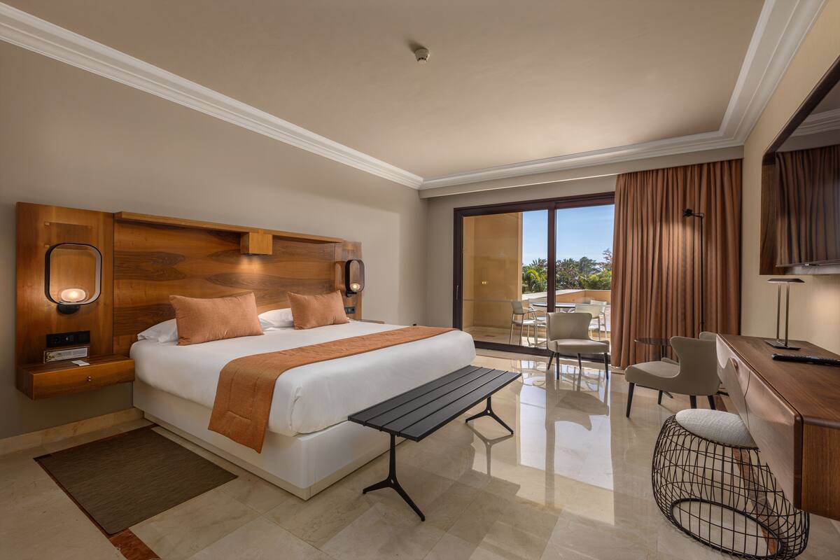 Suite, Terrace, Garden View (Master) | Peralatan tempat tidur premium, bar mini, peti besi dalam bilik, meja 