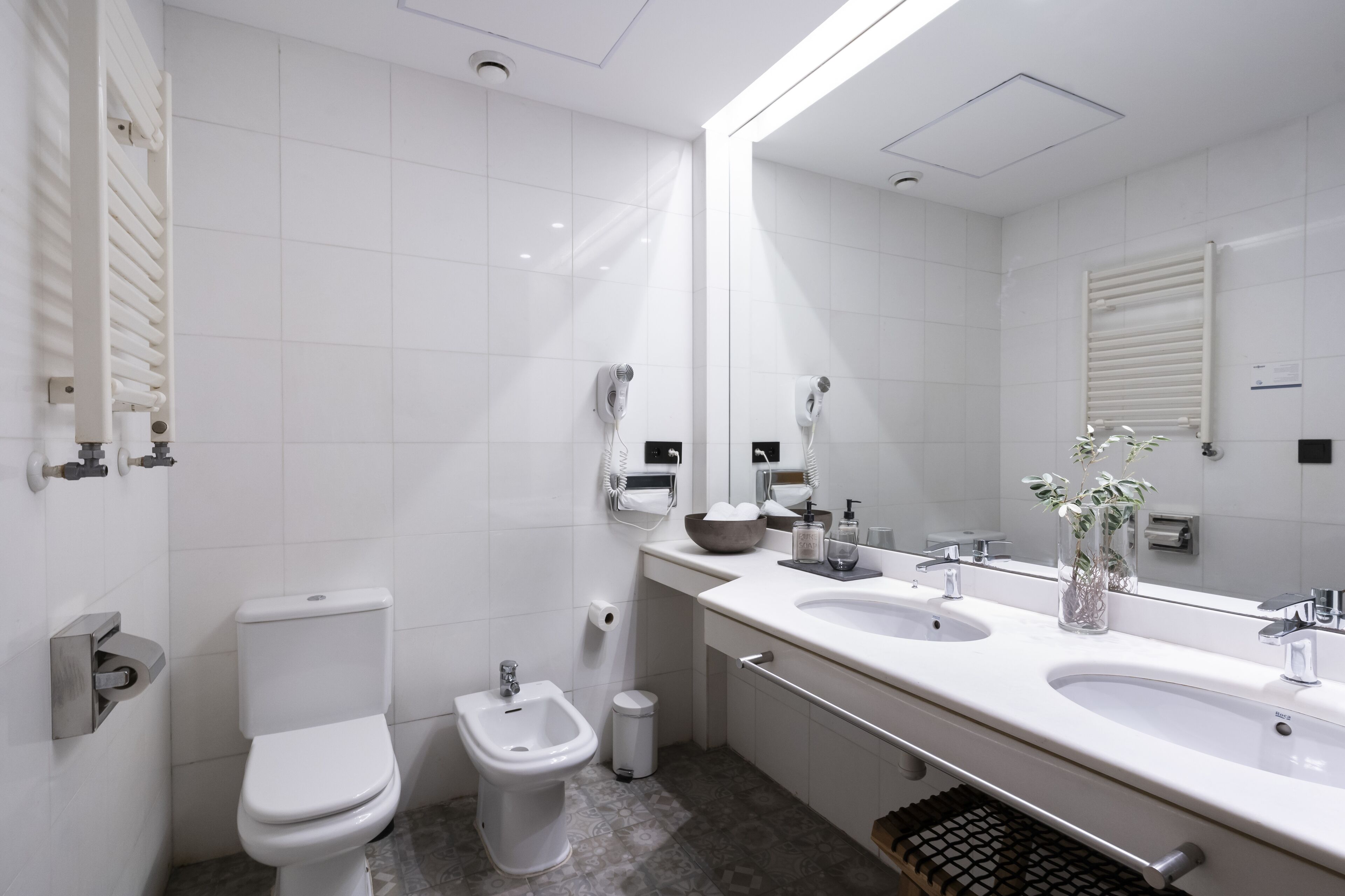 superior double or twin room | bathroom | free toiletries, hair dryer, bidet, towels
