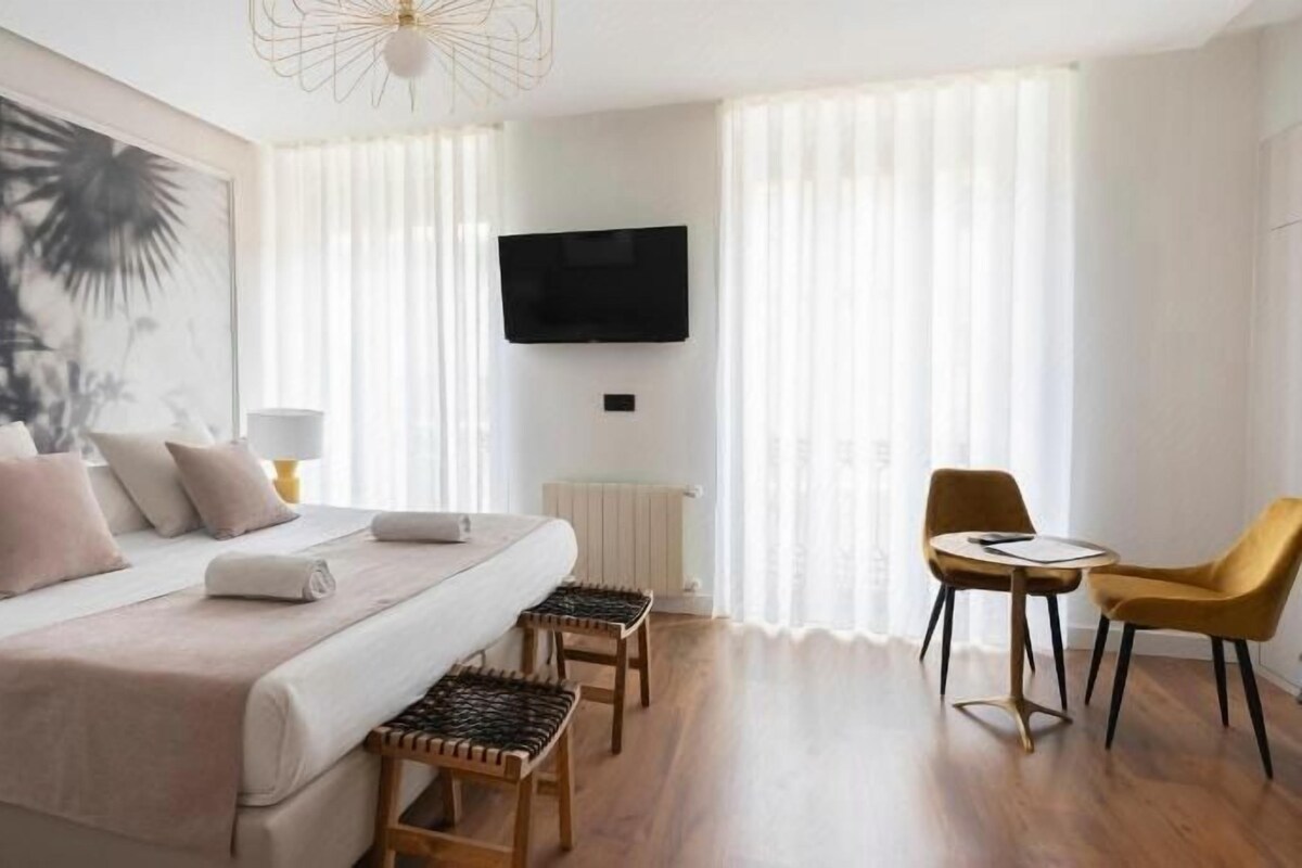 In-room safe, desk, soundproofing, iron/ironing board (on request)