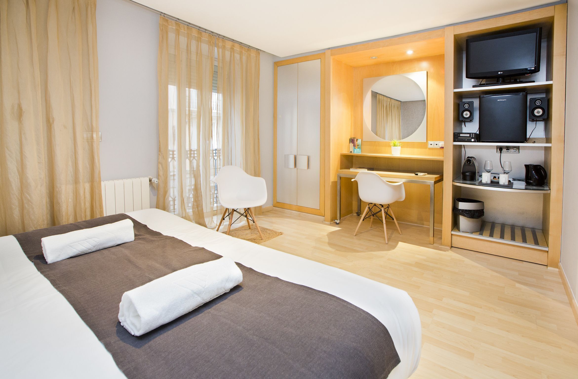 In-room safe, desk, soundproofing, iron/ironing board