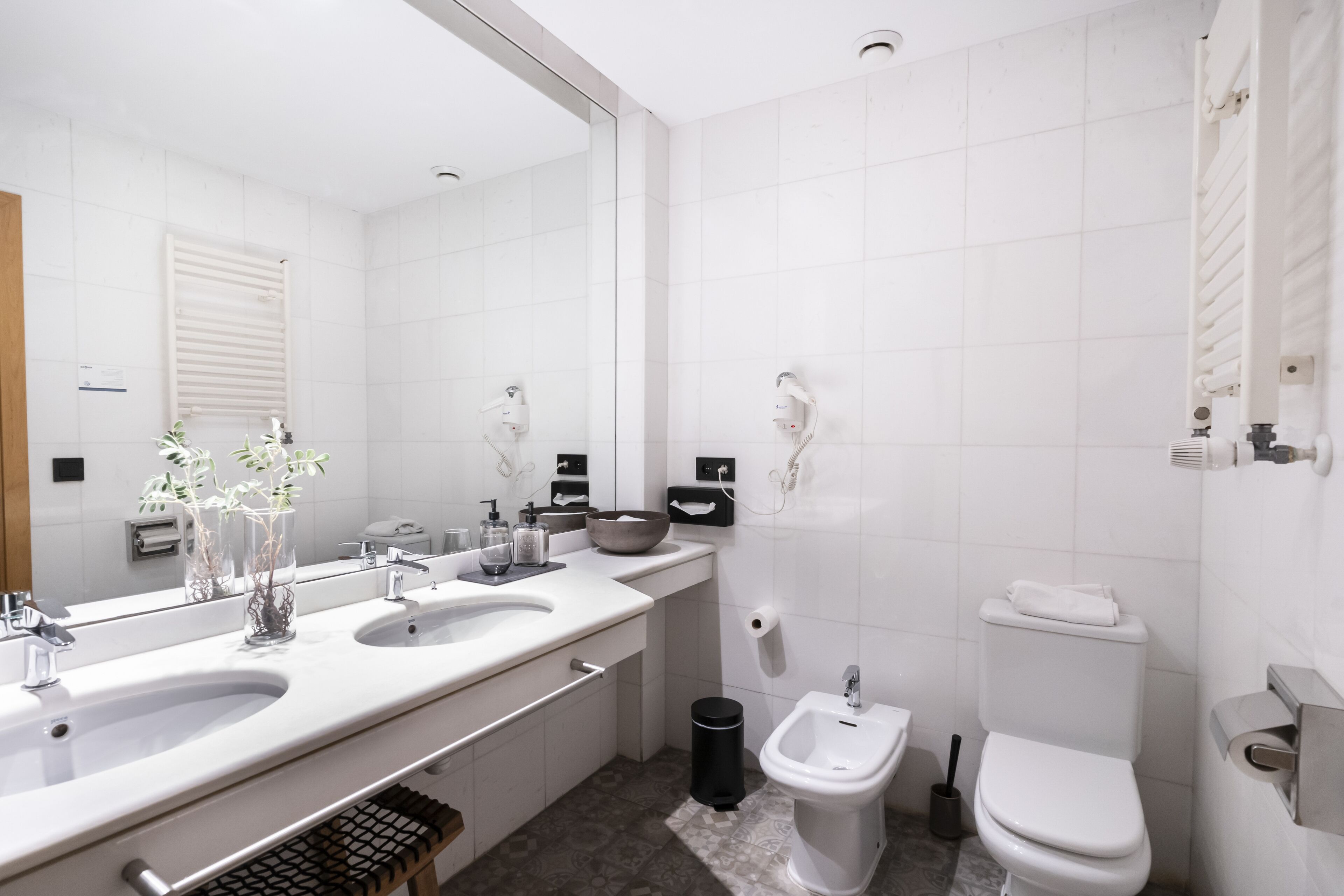 triple room | bathroom | free toiletries, hair dryer, bidet, towels