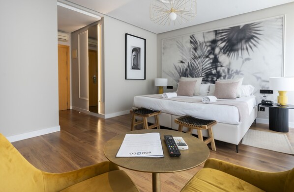 In-room safe, desk, soundproofing, iron/ironing board - YOU & CO. J. Botánico Boutique Hotel (Valencia)