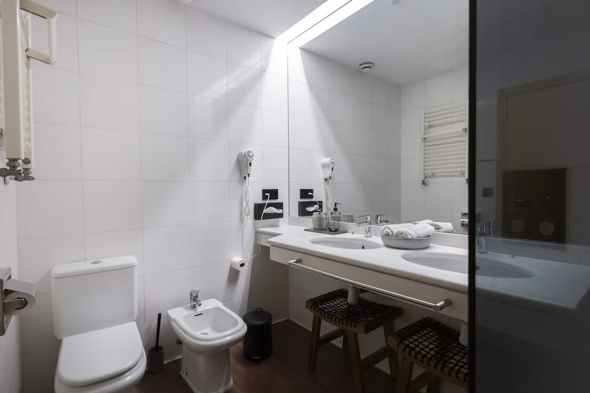 standard double or twin room | bathroom | free toiletries, hair dryer, bidet, towels