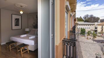 Familiekamer | Een kluis op de kamer, een bureau, geluiddichte muren