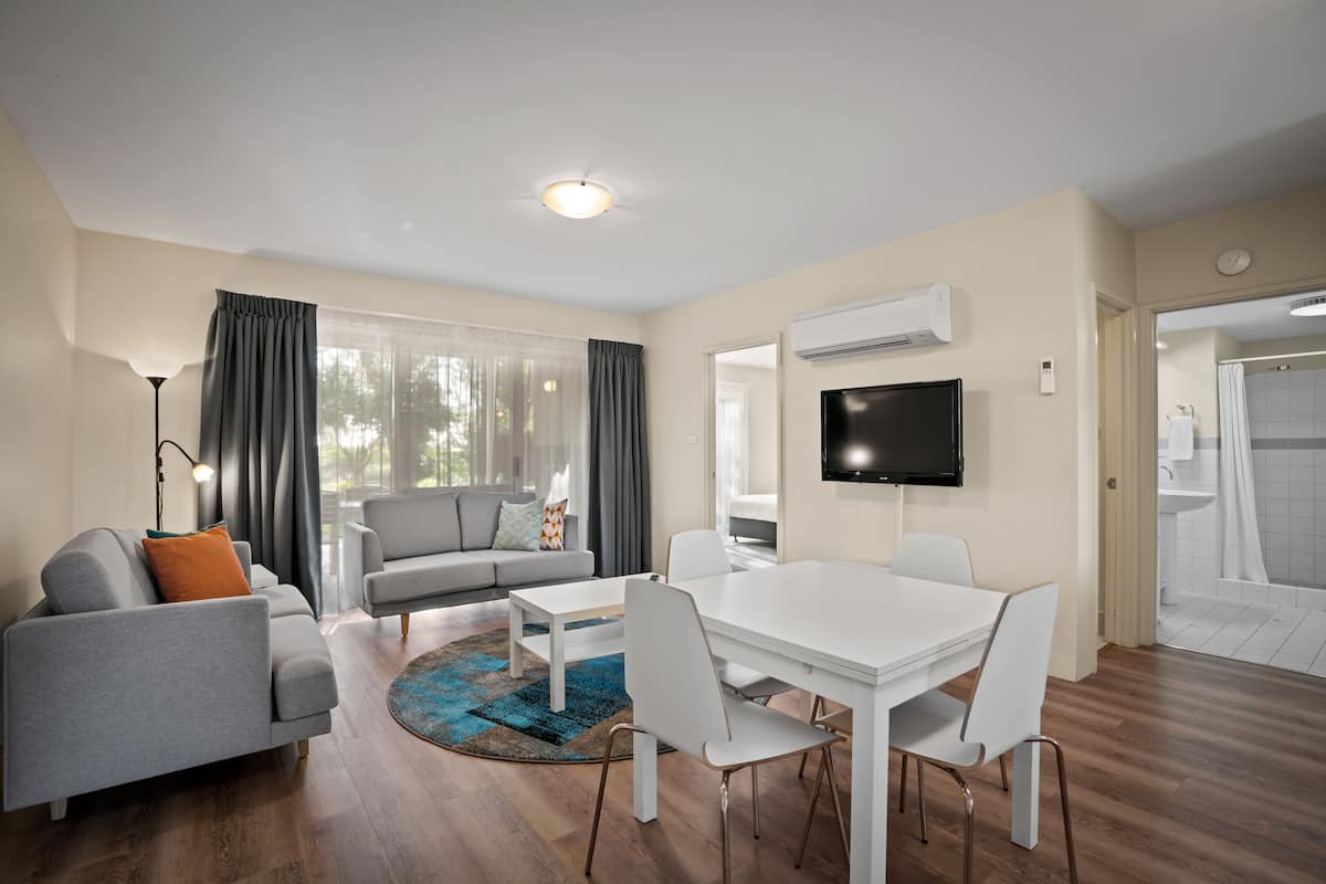 Villa, 2 habitaciones | Zona de estar | Televisión de 50 pulgadas con canales digitales, un reproductor de DVD
