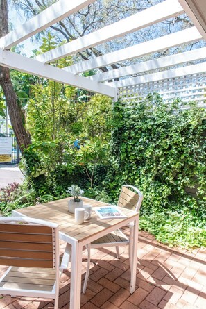 Resort Room (Ground Floor) | Iron/ironing board, cribs/infant beds, free WiFi, bed sheets - Broadwater Resort WA Tourism Award 2025 Gold Winner (Broadwater)