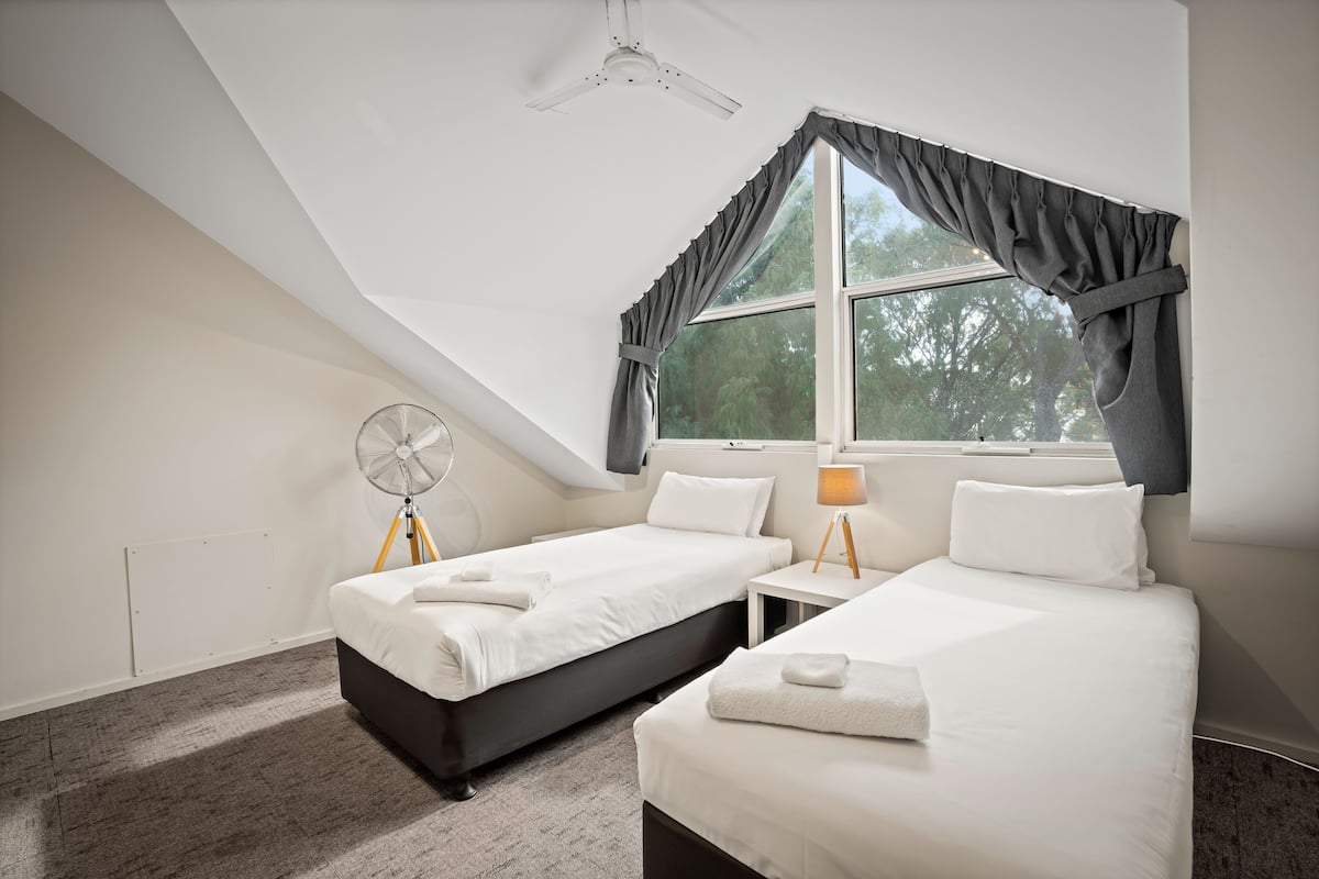 1 dormitorio, tabla de planchar con plancha, cunas (de pago)