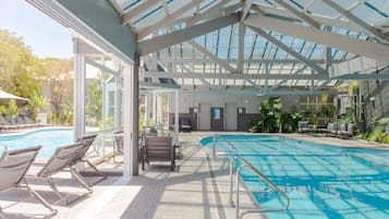 Una piscina cubierta, una piscina al aire libre