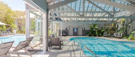 Una piscina techada, una piscina al aire libre