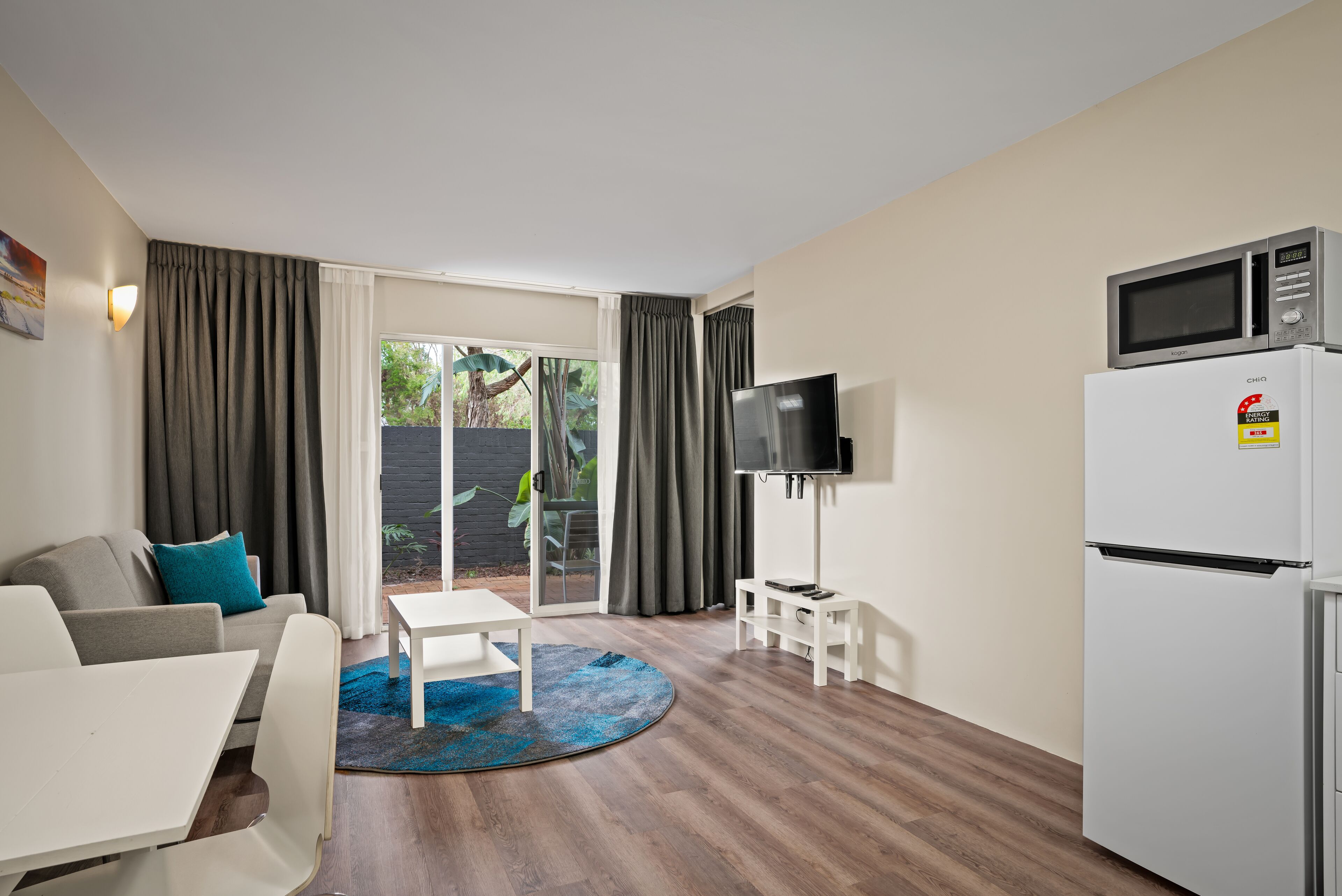 شقة - غرفة نوم واحدة | منطقة المعيشة | تلفزيون بحجم 50-بوصة يعرض قنوات تلفزيونية رقمية، مشغل دي في دي