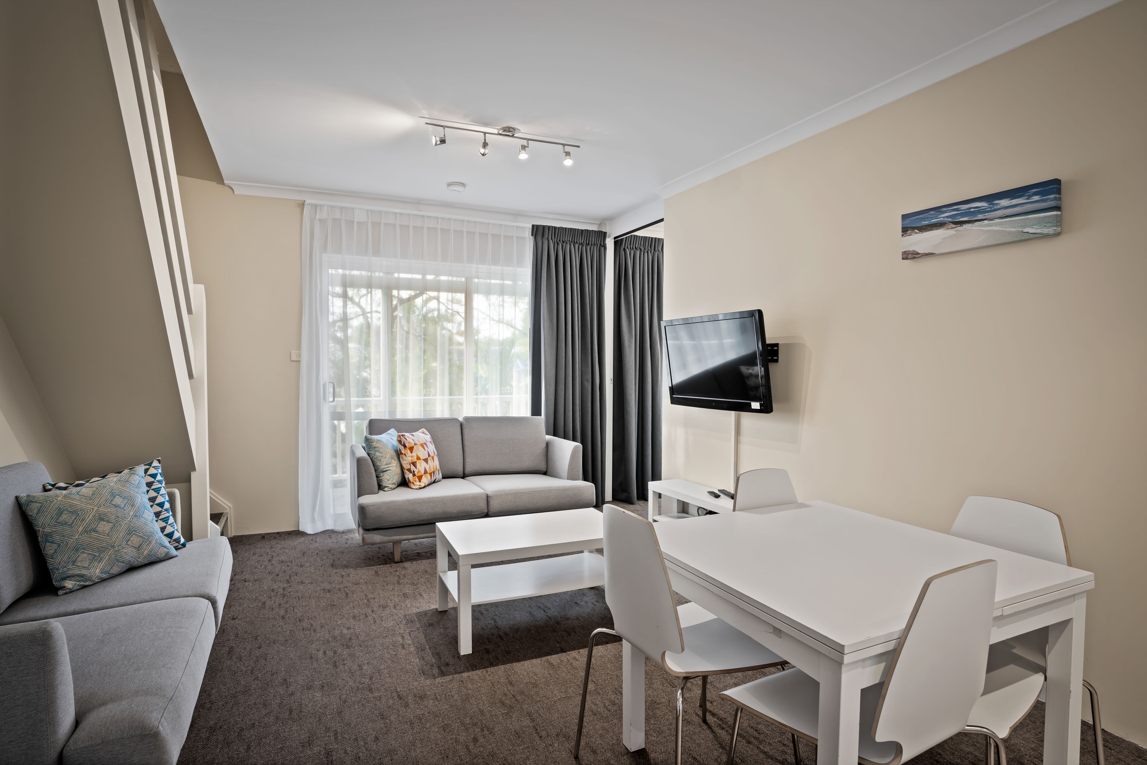 ファミリー ロフト 2 ベッドルーム | リビング エリア | 50 インチのテレビ (デジタル放送視聴可)、DVD プレーヤー