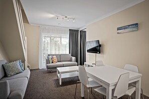 Loft familiar, 2 habitaciones | Zona de estar | Televisión de 50 pulgadas con canales digitales, un reproductor de DVD