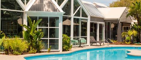 Een binnenzwembad en een buitenzwembad