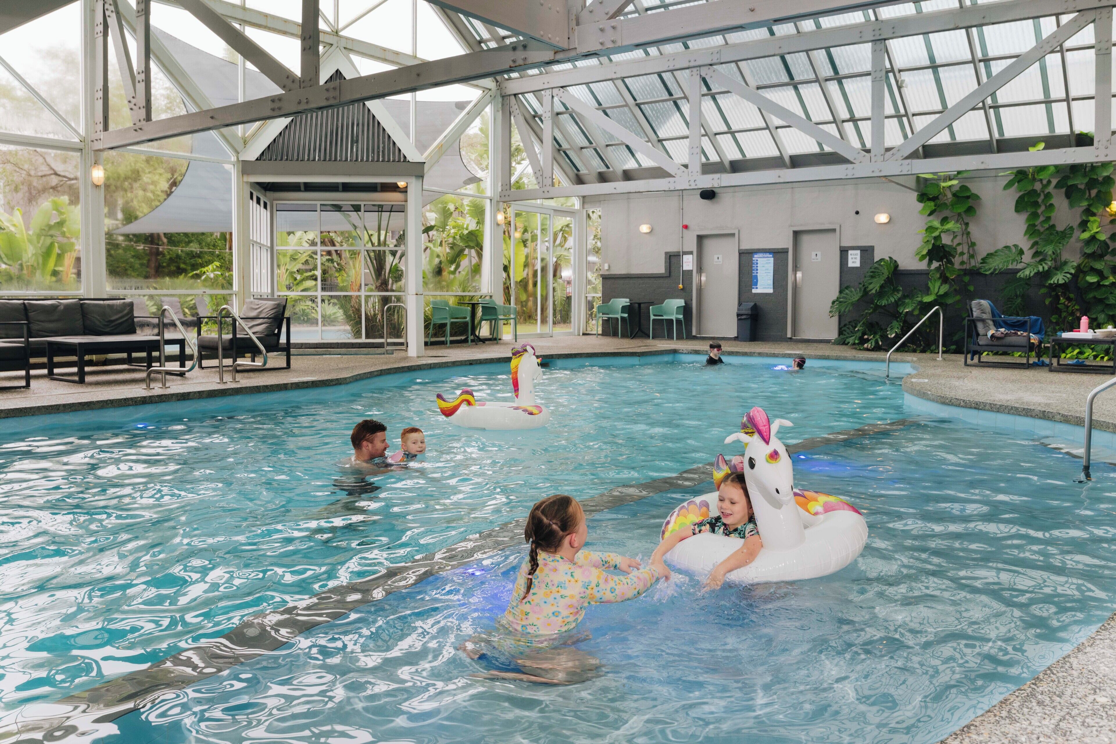 Piscine couverte, piscine extérieure