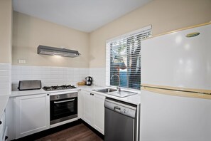 Villa, 2 chambres | Cuisine privée | Micro-ondes, cafetière/bouilloire, bouilloire électrique