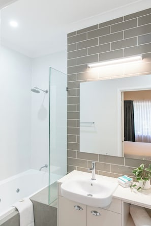 3 Bedroom Beachfront Villa | Bathroom | Hair dryer, towels - Broadwater Resort WA Tourism Award 2025 Gold Winner (Broadwater)