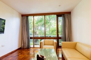 Bacchus Suite | Living area | 50-inch Smart TV with cable channels, TV