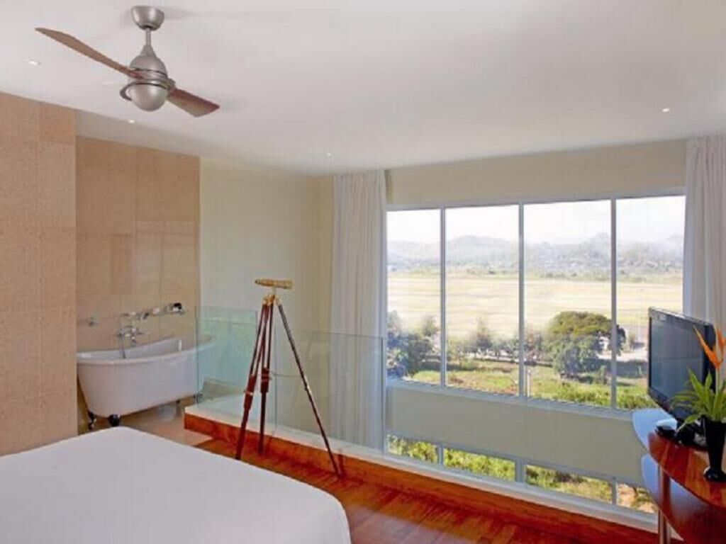 Premium bedding, down duvets, in-room safe, desk