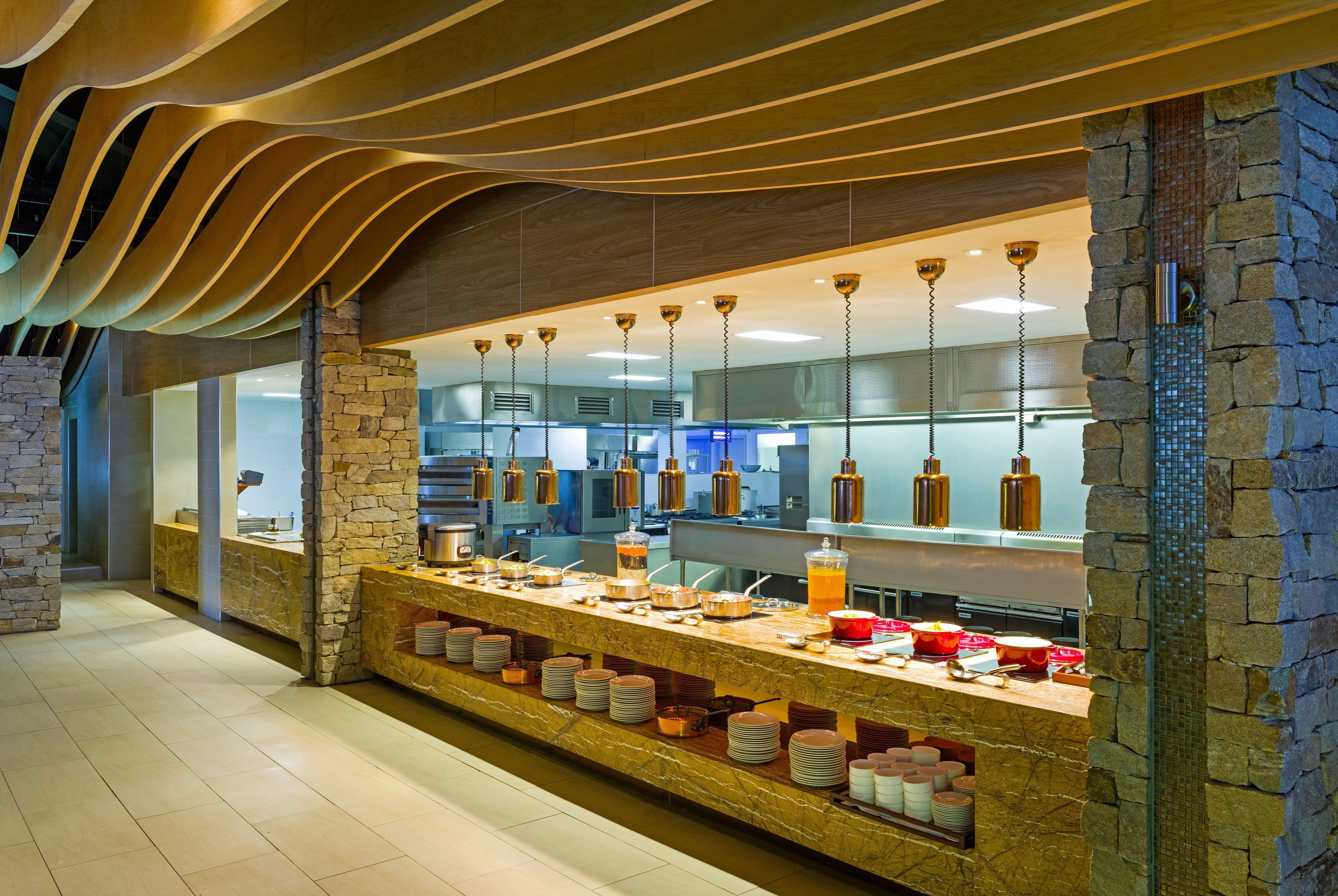 3 restaurantes; se sirve desayuno, almuerzo y cena; cocina internacional