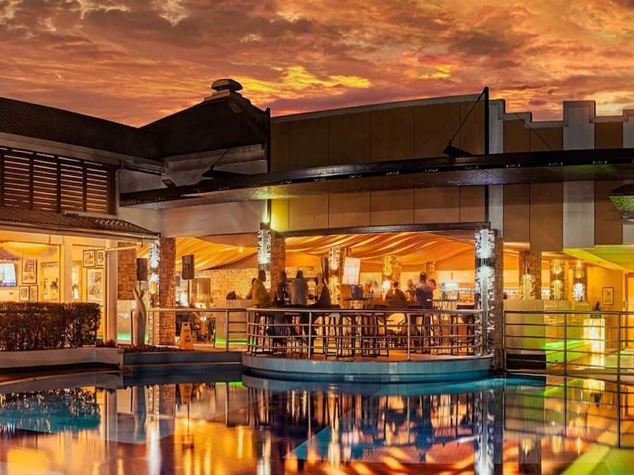 3 restaurants, breakfast, lunch, dinner served; international cuisine