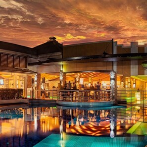 3 restauranter, frokost, lunsj og middag serveres, internasjonale retter