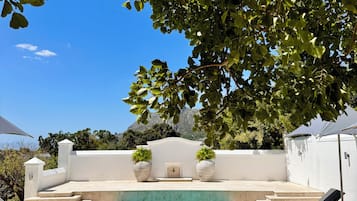 Piscine extérieure, parasols de plage, chaises longues