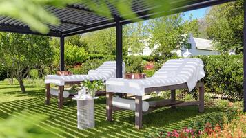 Salas de tratamiento para parejas, una bañera de hidromasaje