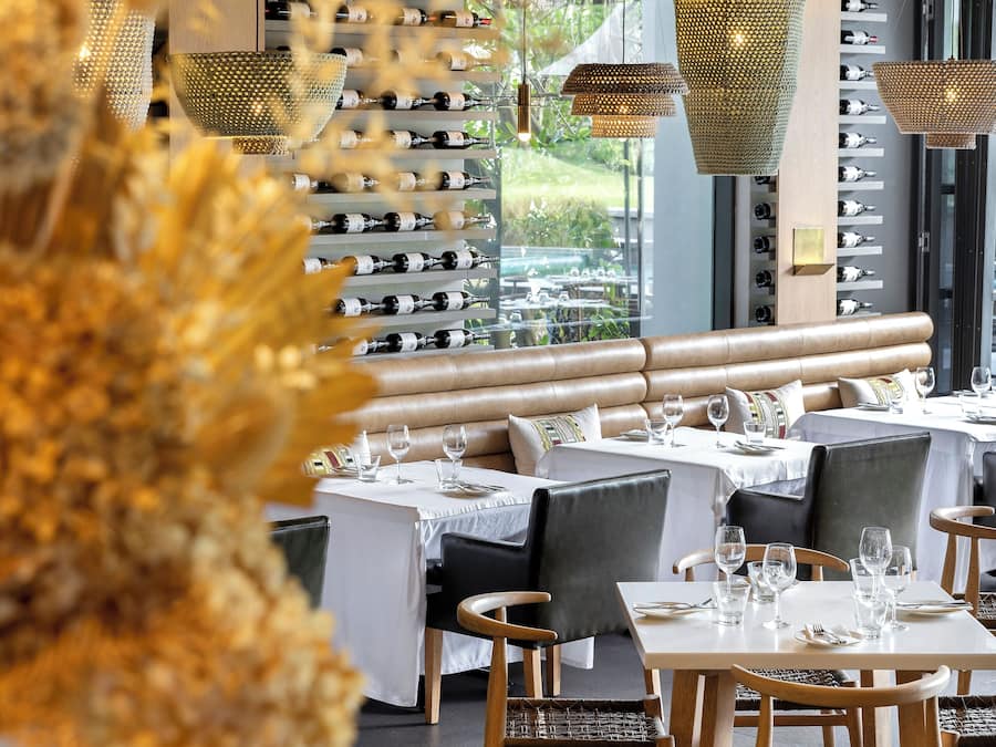 2 restaurantes, é servido café da manhã