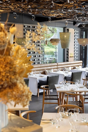 2 restaurantes, se sirve desayuno