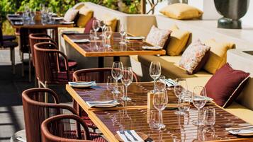 2 restaurants; breakfast, lunch, dinner, and brunch served