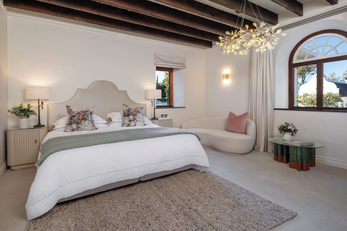Superior Room, 1 Bedroom, Non Smoking, Private Bathroom | 1 bedroom, premium bedding, minibar, in-room safe