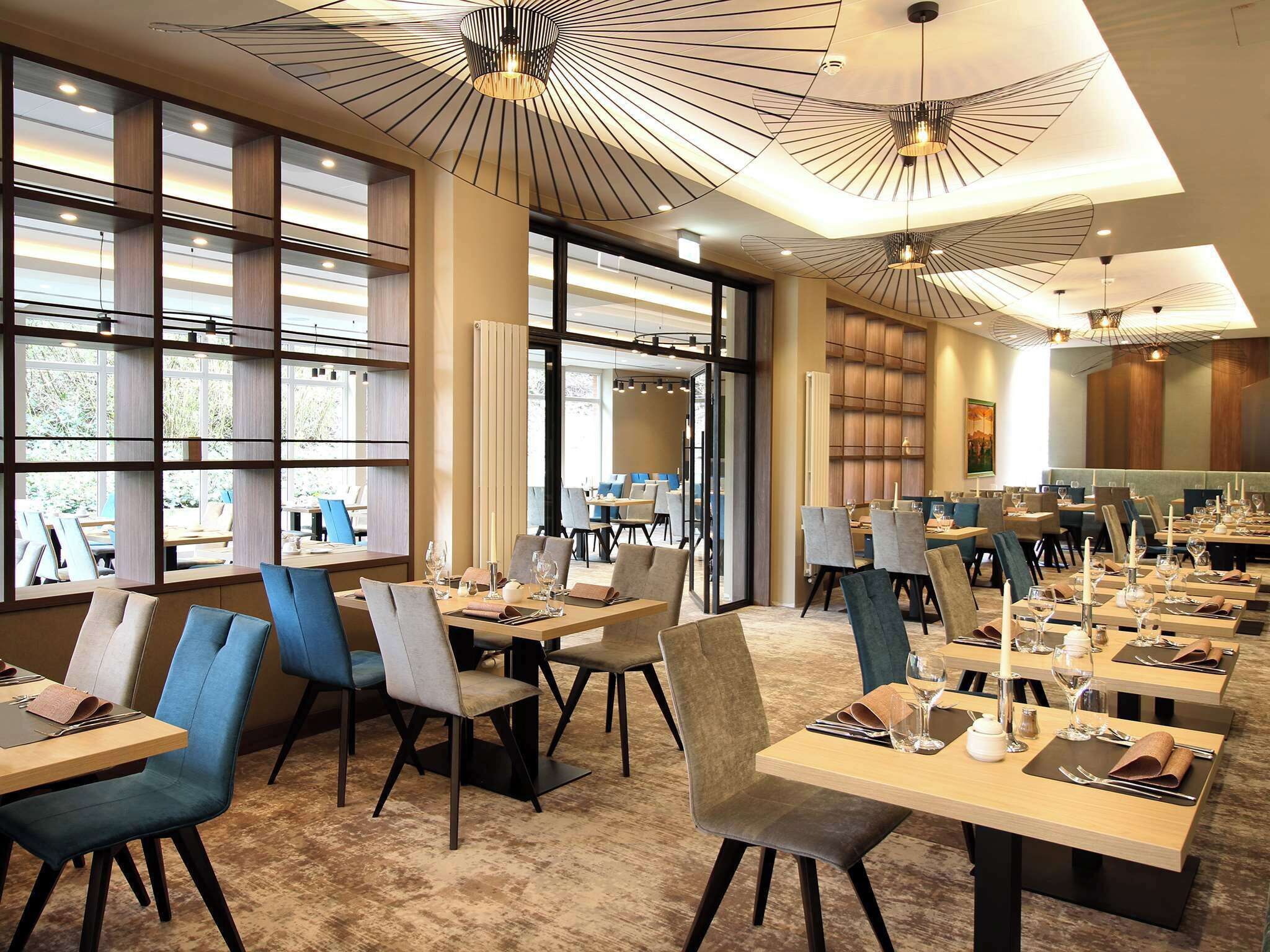 Breakfast, dinner served; international cuisine, alfresco dining 