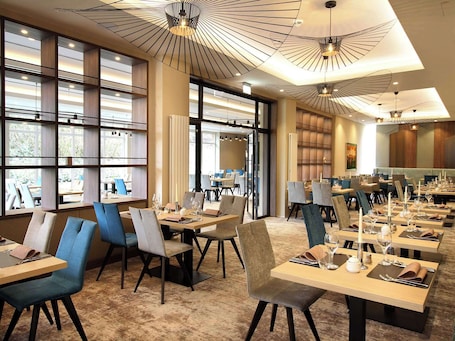 Se sirven desayunos y cocina internacional (con mesas al aire libre) . Morada Hotel Gifhorn